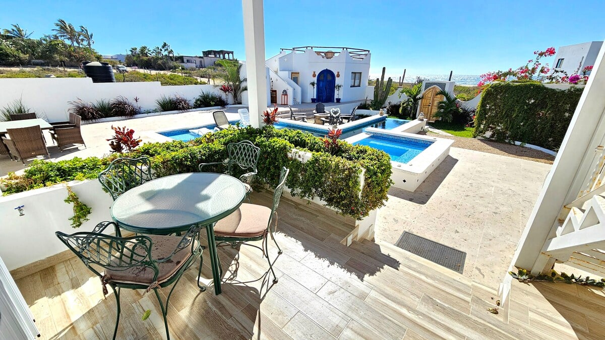 SueΓ±os pool yard