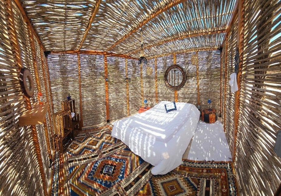 SueΓ±os rooftop reed room